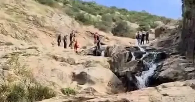 Balıkesir’de kayalıklarda mahsur kalan iki kişi kurtarıldı VİDEO İZLE