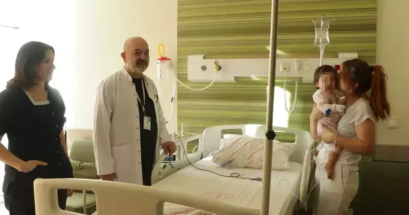 15 aylık bebeğin yemek borusuna kaçan pil ve lego parçası, 3 saatlik operasyonla çıkarıldı