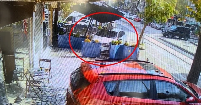 Cipe çarpmamak için manevra yaptığı otomobiliyle pastaneye giren sürücü yaralandı Bursa Haberleri