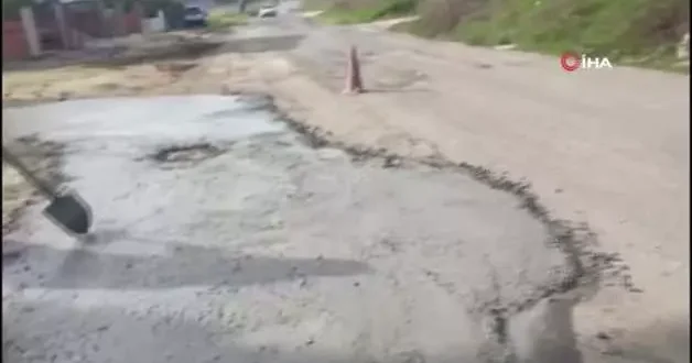 Köstebek yuvasına dönen yolu kendi imkanlarıyla onararak beton attılar