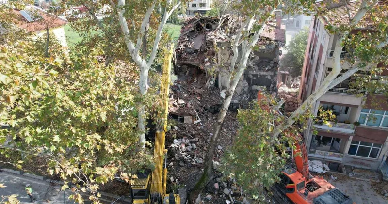 Sındırgı da ağır hasarlı yapılar tek tek yıkılıyor!