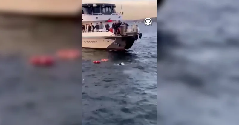 Boğaz’da nefes kesen kurtarma: Feribottan düşen kadın yolcu kamerada