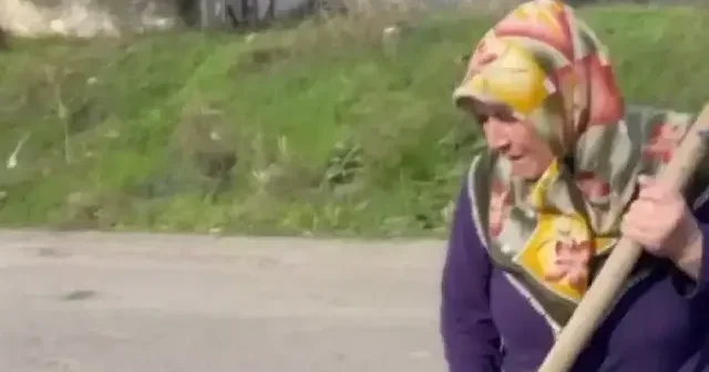 Vatandaş CHP li belediyeye isyan etti: Köstebek yuvasına dönen yolu cebinden para verip betonla kapattı VİDEO İZLE