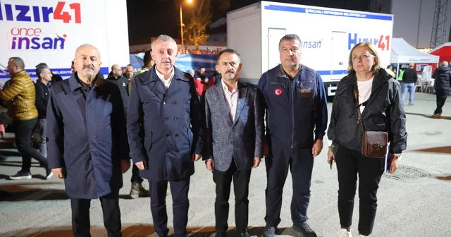 Kocaeli de çöken apartmanın ve tahliye edilen binaların bulunduğu bölgede ekiplerin incelemesi sürüyor Kocaeli Haberleri