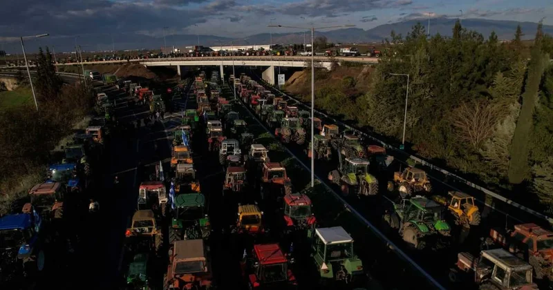 Komşuda çiftçiler ayaklandı: Otoyollar traktörden geçilmiyor Sözcü Gazetesi