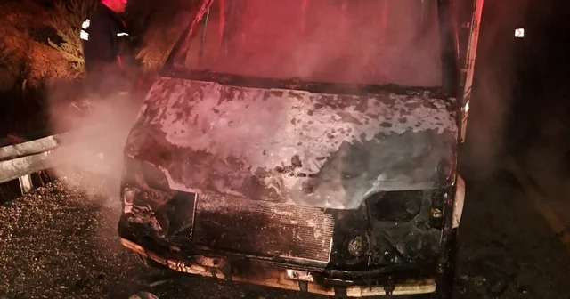 Gümüşhane de seyir halindeki kamyonet yandı Gümüşhane Haberleri