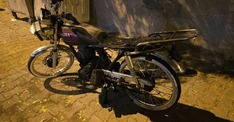Siverek’te apartmanın girişine park edilen motosiklet yandı