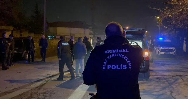 Bıçakla yaralanan şahıs, aracıyla hastaneye gitmeye çalıştı Oğlu bıçakla yaralanan baba: 1 hafta sonra asker bu Polisin şüphelendiği araçtan yaralı çıktı Kayseri Haberleri