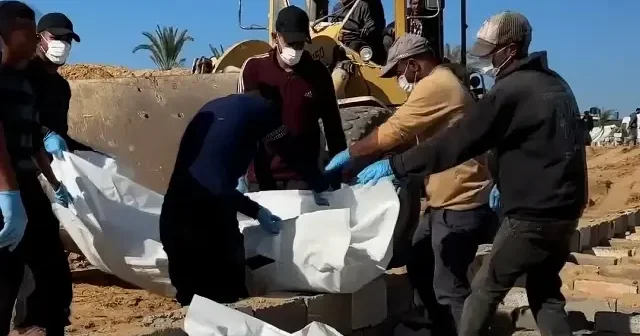 Gazze de kimlikleri tespit edilemeyen Filistinlilerin cenazeleri defnedildi VİDEO İZLE