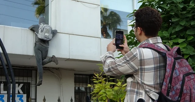 Penceredeki cansız manken hırsız ı görenler, polisi arıyor, taş atıyor Mersin Haberleri