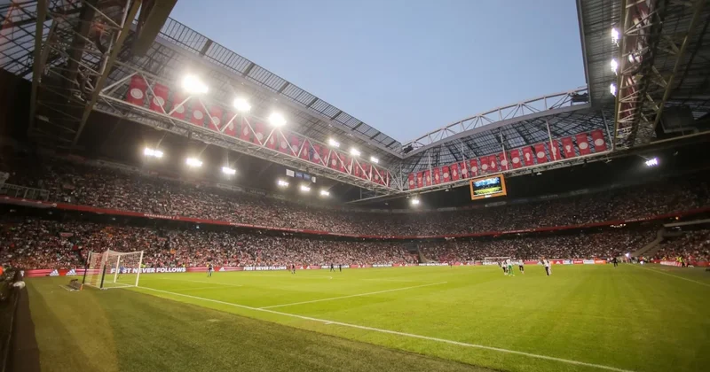 Sahaya meşale yağdı, maç 5. dakikada tatil edildi Sözcü Gazetesi