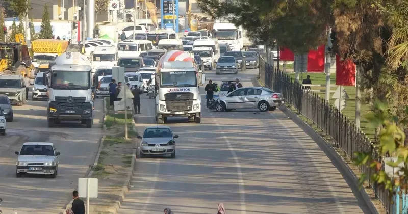 Çarpışan araçlar bulvarı trafiğe kapattı