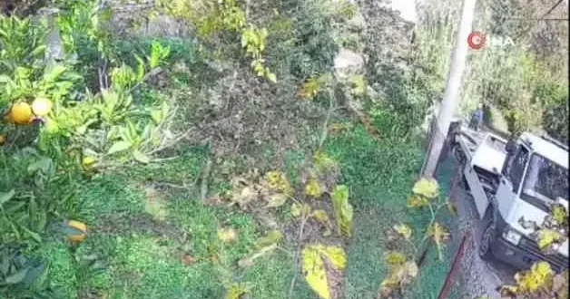 Çekiciye yüklenirken geri viteste unutulan araç rampadan uçtu: 2 yaralı