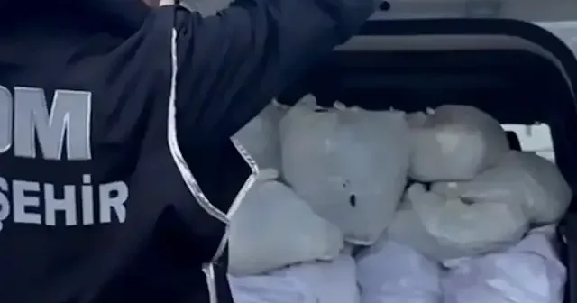 Eskişehir’de çekicideki arıza numarası çöktü: 480 tabanca ele geçirildi VİDEO İZLE