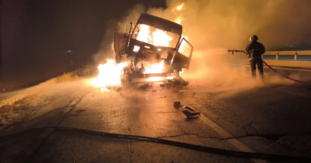 Nusaybin de çarpışan iki tırdan biri yandı Mardin Haberleri