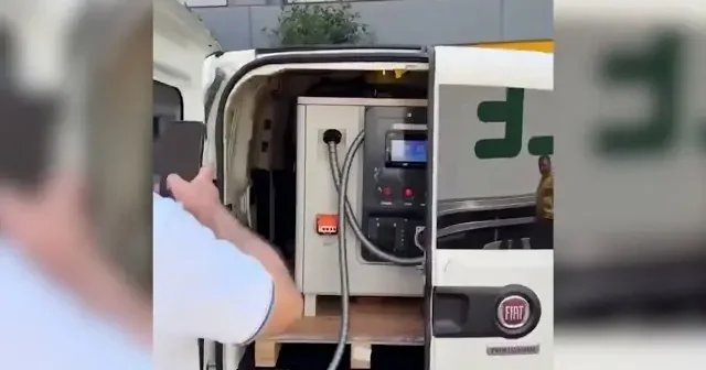 Aracının bagajına yerleştirdiği jeneratörle yolda kalan elektrikli otomobillere şarj hizmeti veriyor VİDEO İZLE
