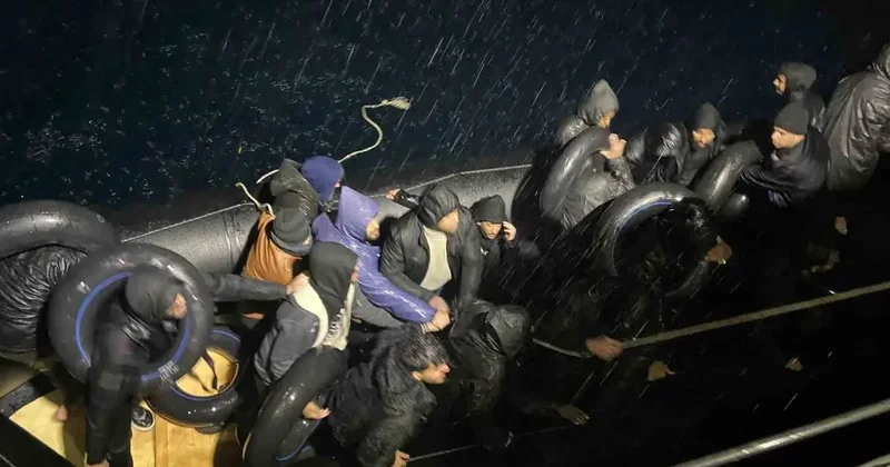 Yağmurun altında denizde sürüklenen göçmenlere sahil güvenlik yetişti