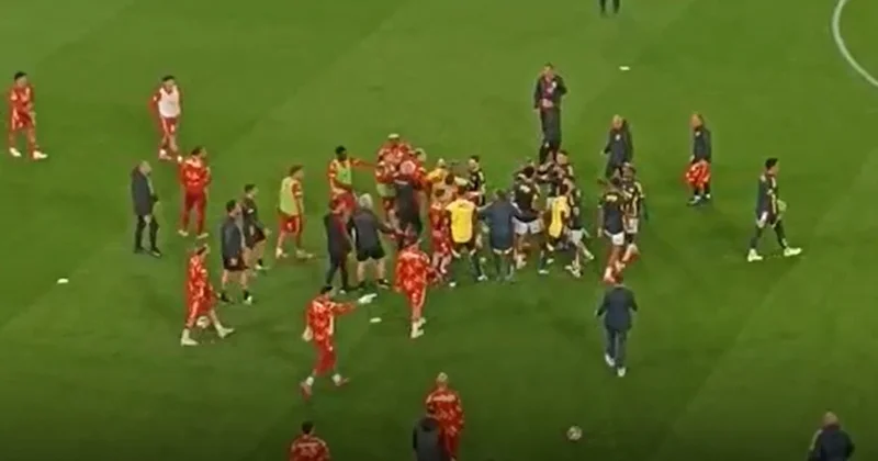 Derbi öncesi yumruklaşma! Kadıköy de ortalık karıştı... Sözcü Gazetesi