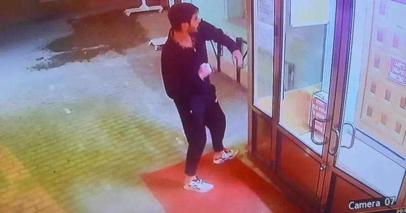 Cami kapısını yumruklayan zanlı tutuklandı