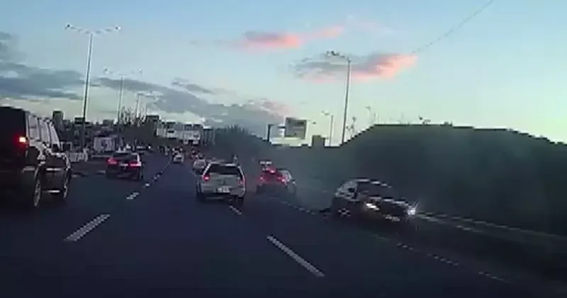 Trafikte makas atan sürücü kazaya sebep oldu; O anlar kamerada