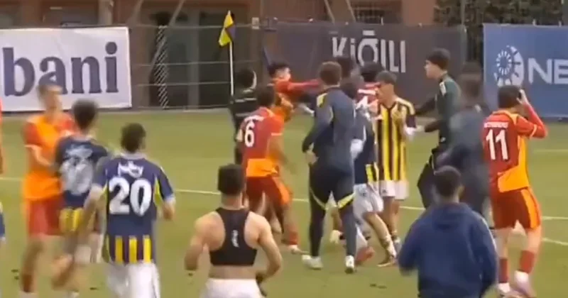 U19 derbisinde ortalık karıştı! Fenerbahçe Galatasaray maçında yumruklar konuştu Sözcü Gazetesi