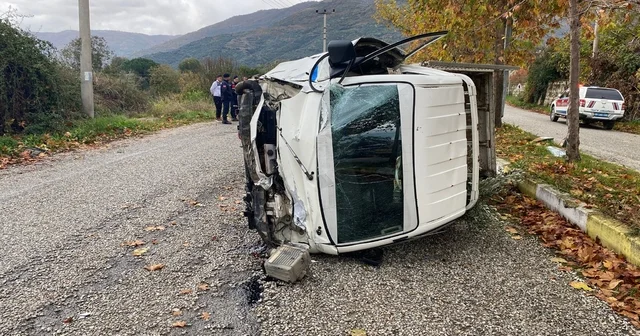 Traktöre çarpmamak için manevra yaptı, devrilen kamyonette yaralandı İzmir Haberleri