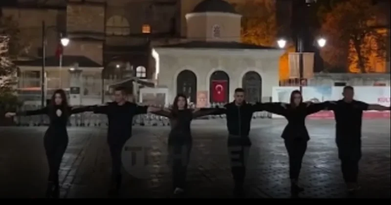 Ayasofya önünde sirtaki Sözcü Gazetesi