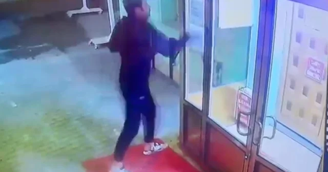 Cami girişindeki kapının camlarını yumruklayan şüpheli tutuklandı Eskişehir Haberleri