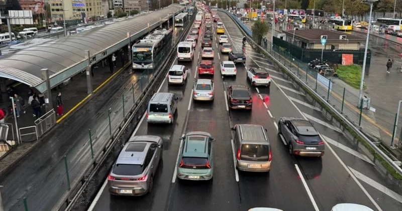 İstanbul trafik son durum: İstanbul da yağmur trafiği kilitledi: Yüzde 80 SON DAKİKA HABERİ