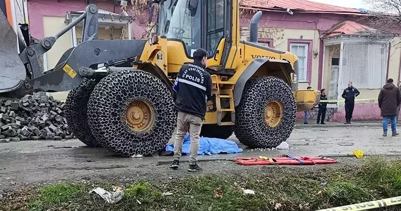 Kepçenin altında kalan emekli imam öldü