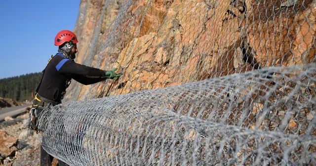 Sık sık heyelanların yaşandığı 2 bin rakımlı dağ çelik ağlarla örülüyor Kastamonu Haberleri