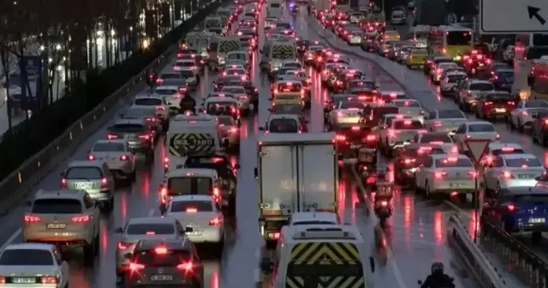 İstanbul’da trafik kilit: Yoğunluk yüzde 80’e çıktı İstanbul Haberleri