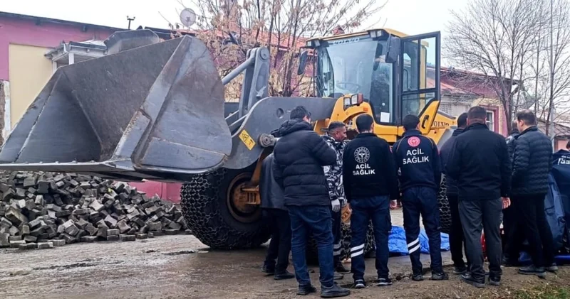 Kepçenin çarptığı yaşlı adam feci şekilde can verdi