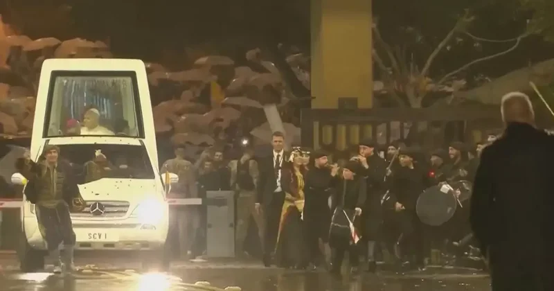 Türkiye den sonra Lübnan a giden Papa böyle karşılandı