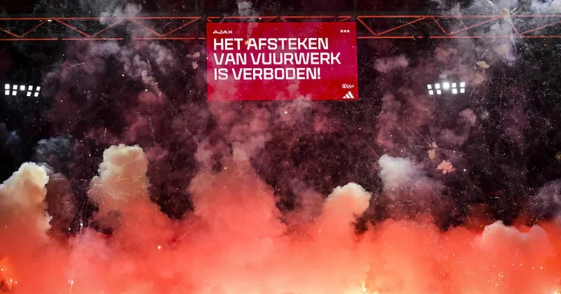 Ajax Groningen maçı, taraftarın sahaya meşale ve havai fişek atması nedeniyle tatil edildi