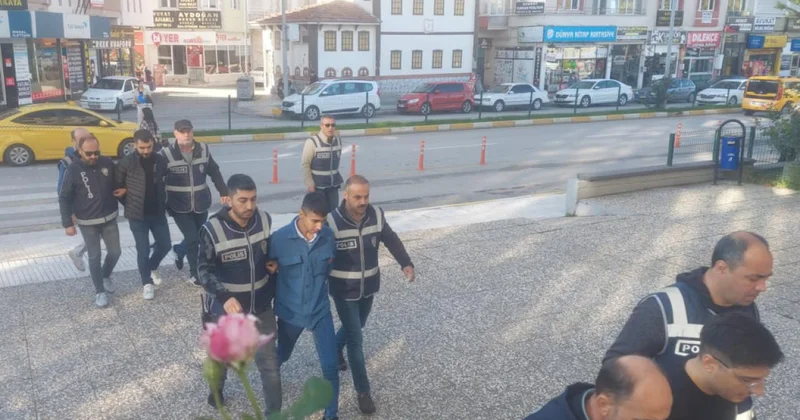 Konya da yakalanan 55 dolandırıcılık şüphelisinden 26 sı tutuklandı
