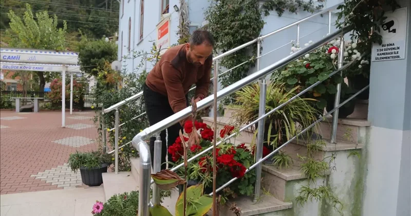 Köy imamı görev yaptığı caminin çevresini çiçeklerle donattı