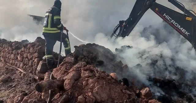 Erzurum da ahır ve samanlık yangını: 21 büyükbaş havyan telef oldu Erzurum Haberleri