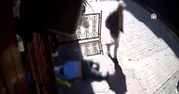 İnsanlığın öldüğü anlar! Yolda bayılan adamın telefonunu çaldılar