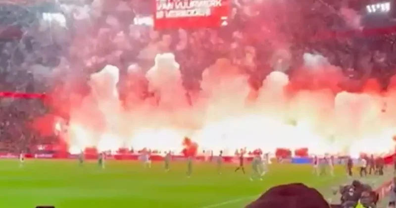 Ajax taraftarı adeta stadı yaktı, hakem maçı erteledi