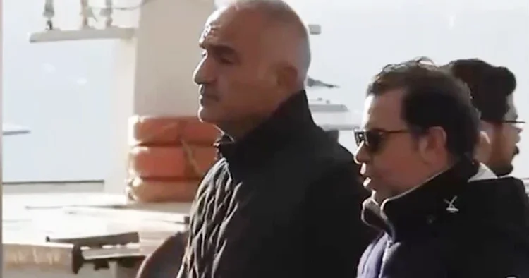 Bakan Ersoy, Bebek sahilinde yürüyüş yaparken görüntülendi