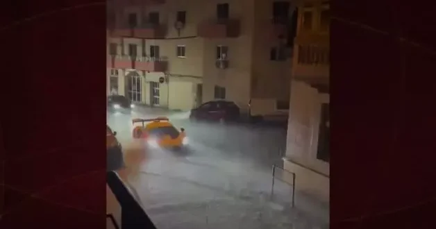 1.3 miyon Euro değerindeki otomobil selin ortasında kaldı