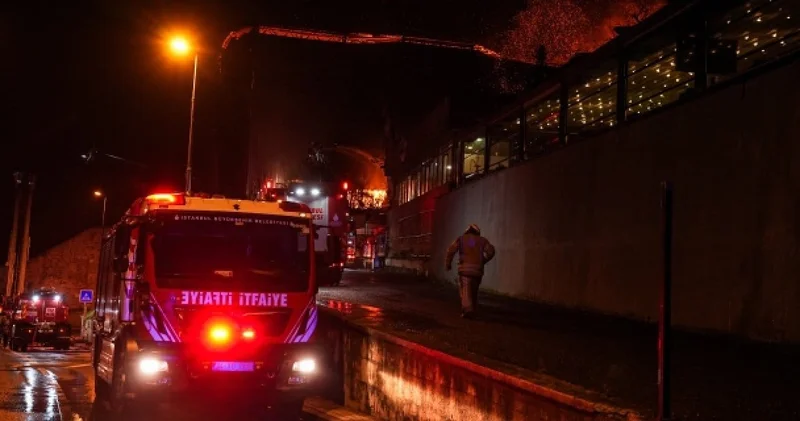 Üsküdar da ahşap köşk alev alev yandı