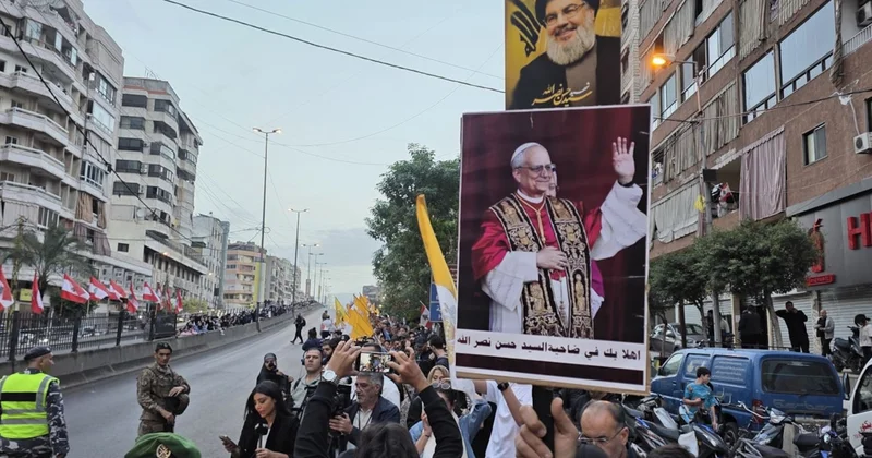 Papa Türkiye den sonra Lübnan da böyle karşılandı! Hizbullahçılar akın etti Sözcü Gazetesi