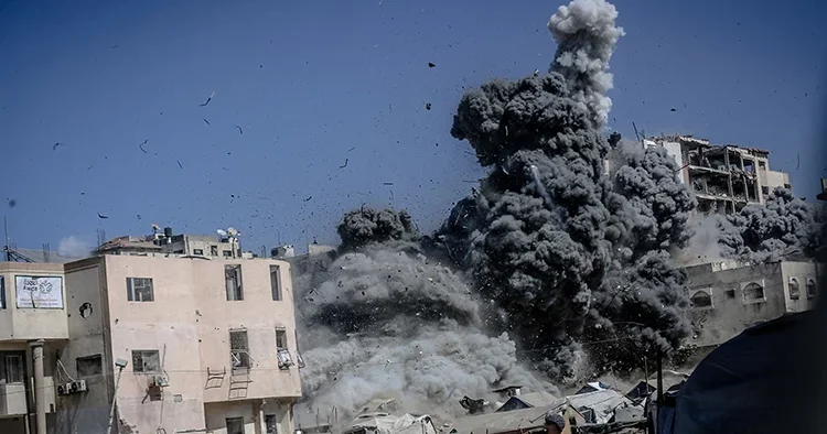 İsrail, Gazze yi topçu atışları ve helikopterlerle hedef aldı