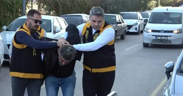 Adana haberleri İki cinayeti şüphelisi yıllarca saklanarak 7 kitap çıkartmış! İşte akıl dışı olay 01 Aralık 2025