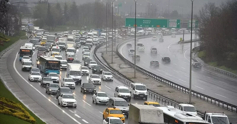 İstanbul da sağanak trafiği! Yoğunluk yüzde 80 e ulaştı