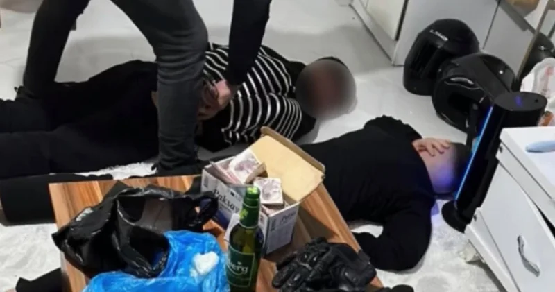 Sarıyer de rezidans baskını: Evden çıkanlar herkesi şaşırttı