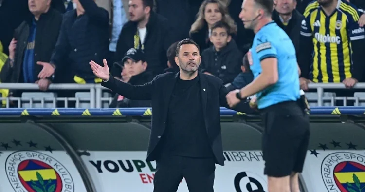 Okan Buruk, derbide devre arasında sarı kart gördü!