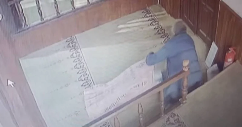 Cami hırsızı kamerada: Çuvalla gelip sadaka kutusunu çaldı!